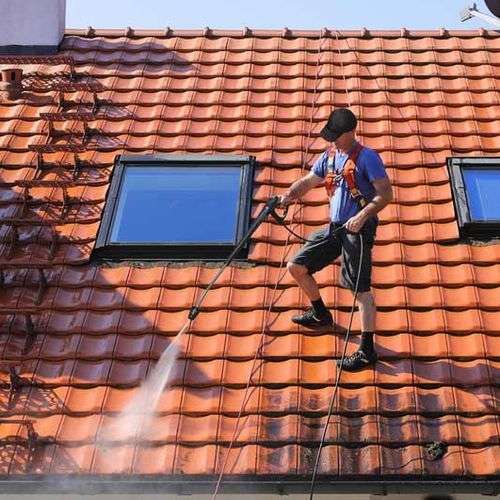 Reinigen van pannendak in Lunteren